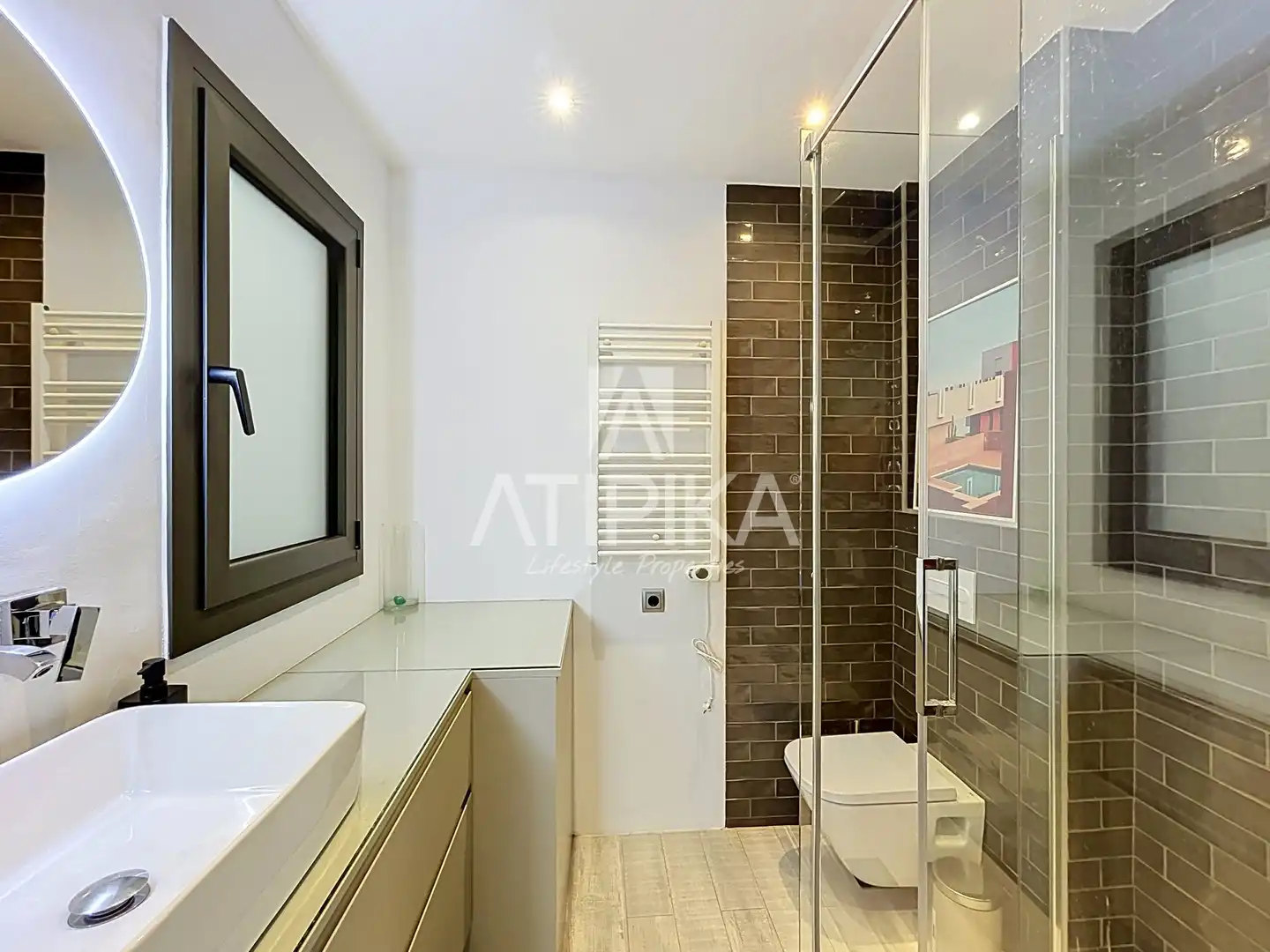 Badezimmer von Dachboden zur Miete in Barcelona mit Klimaanlage, Heizung und Parkett