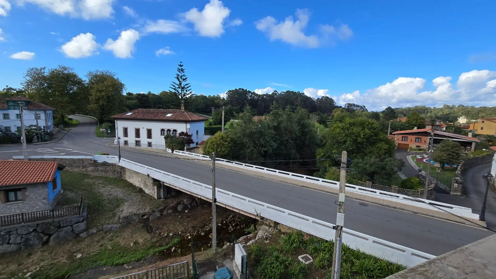 Vista exterior de Dúplex en venda en Llanes amb Calefacció i Jardí privat