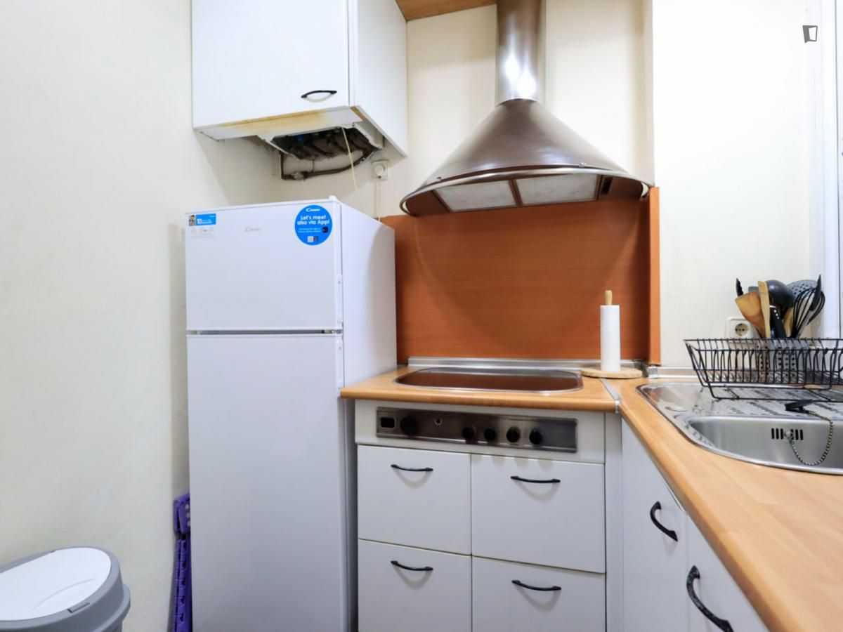 Cuina de Apartament de lloguer en  Madrid Capital amb Moblat, Forn i Rentadora