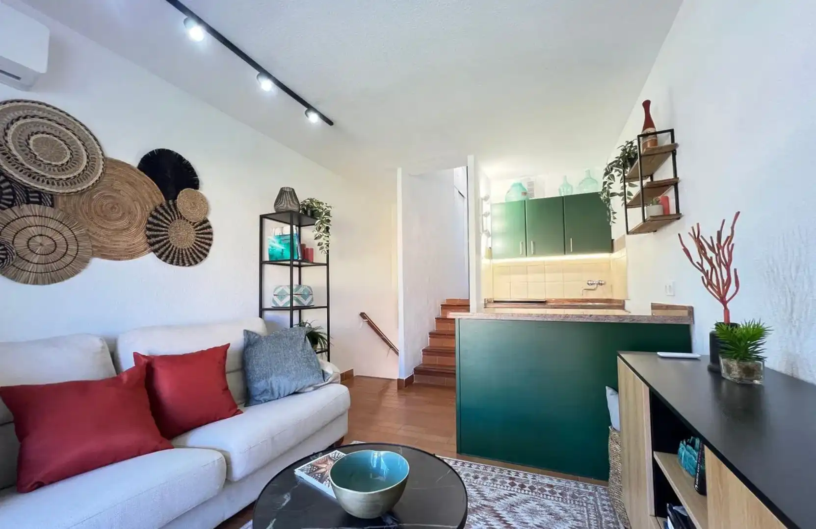 Sala d'estar de Apartament de lloguer en Estepona amb Aire condicionat, Terrassa i Moblat