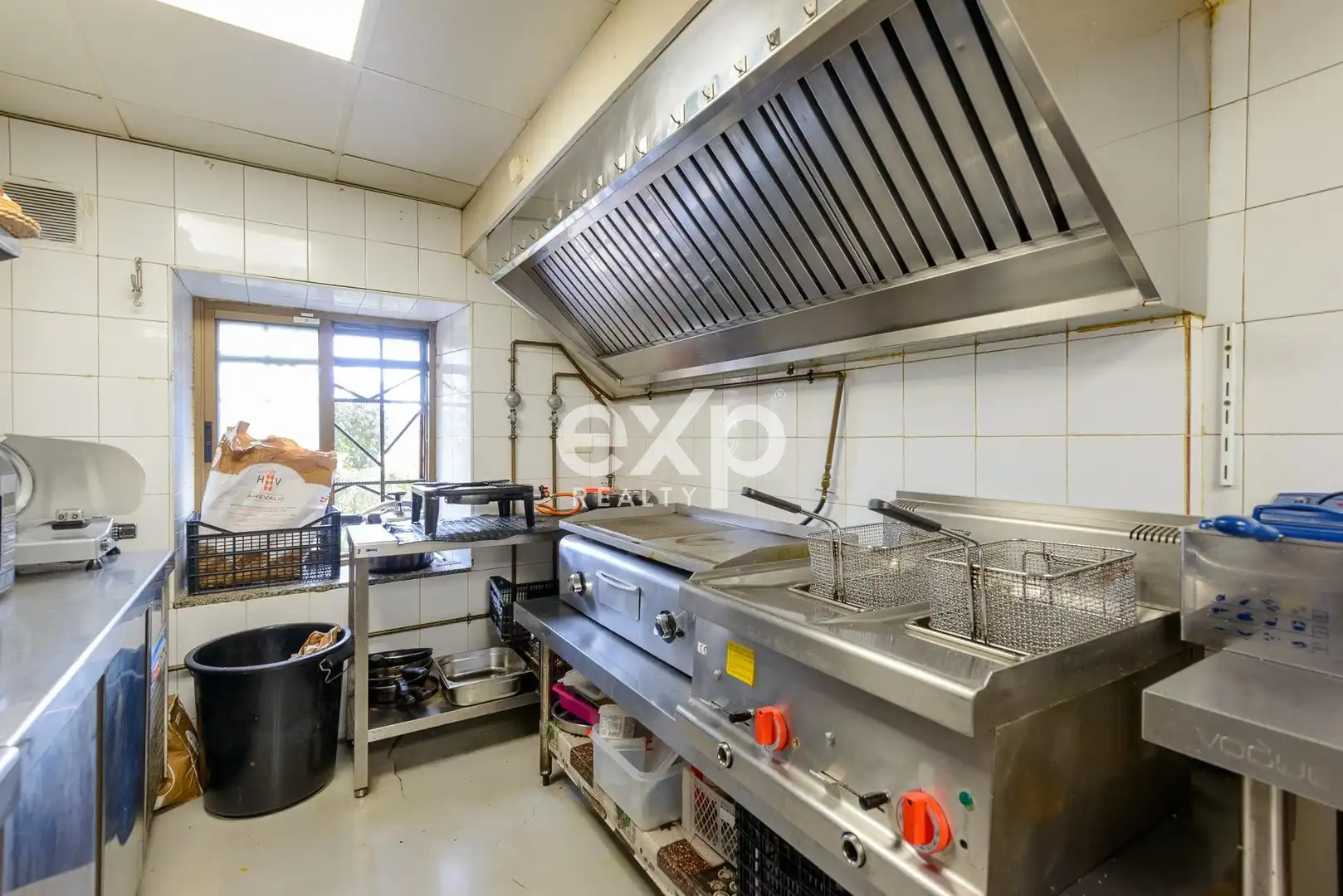 Cuina de Local de lloguer en Oviedo  amb Moblat