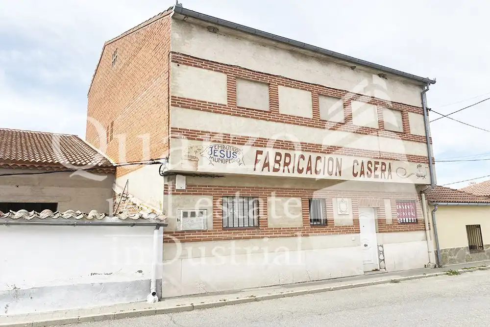 Außenansicht von Fabrikhallen zum Verkauf in Muñopedro