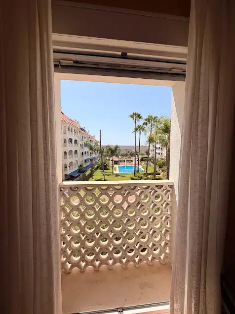 Vista exterior de Pis en venda en Marbella amb Jardí privat, Terrassa i Piscina
