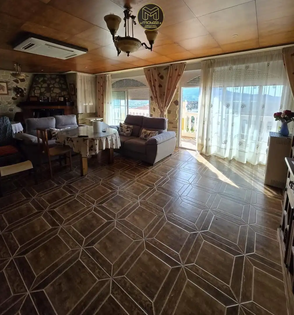Sala d'estar de Casa o xalet en venda en Jaén amb Aire condicionat, Traster i Piscina