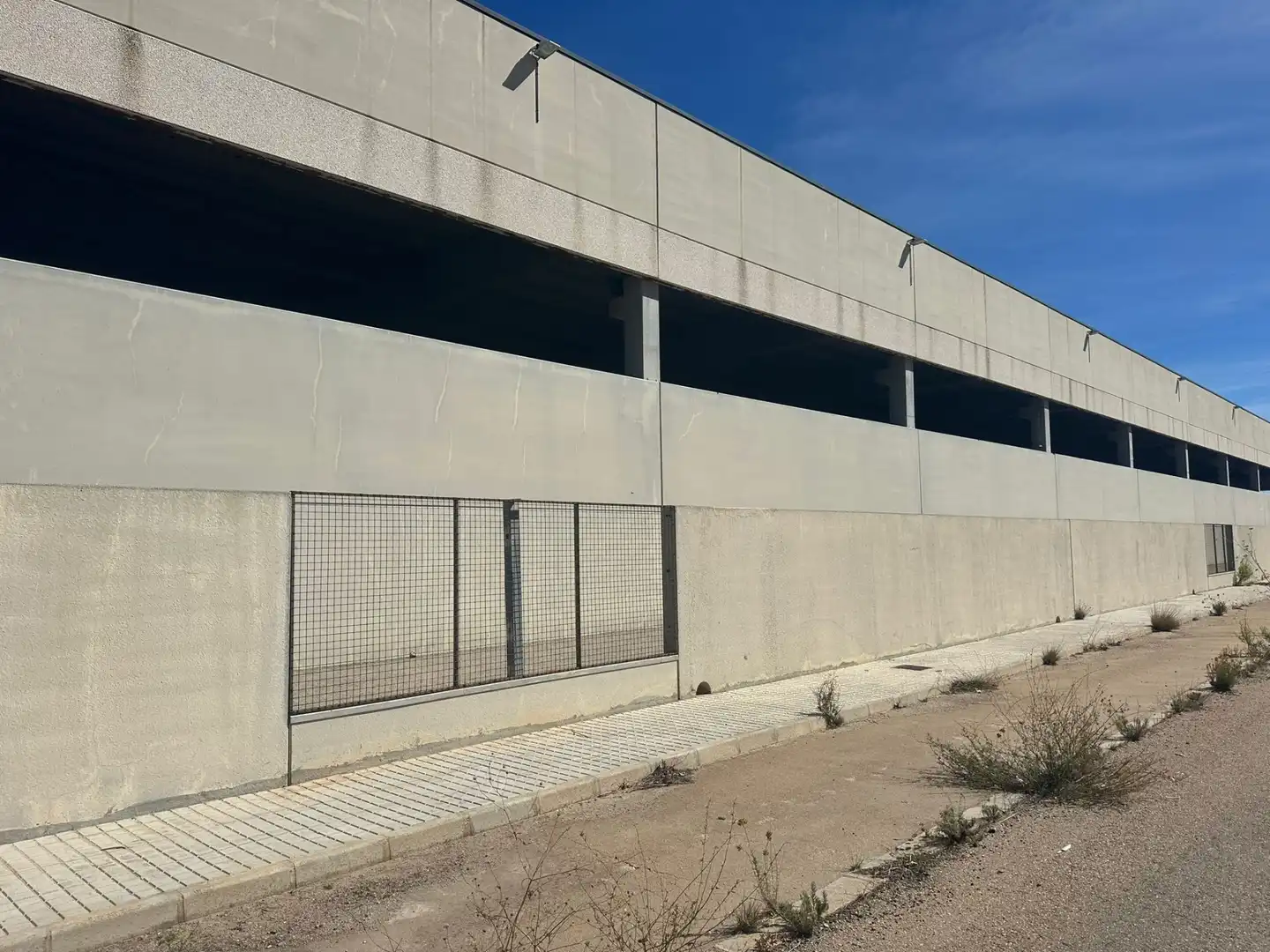 Vista exterior de Nave industrial de alquiler en Villargordo del Cabriel con Alarma