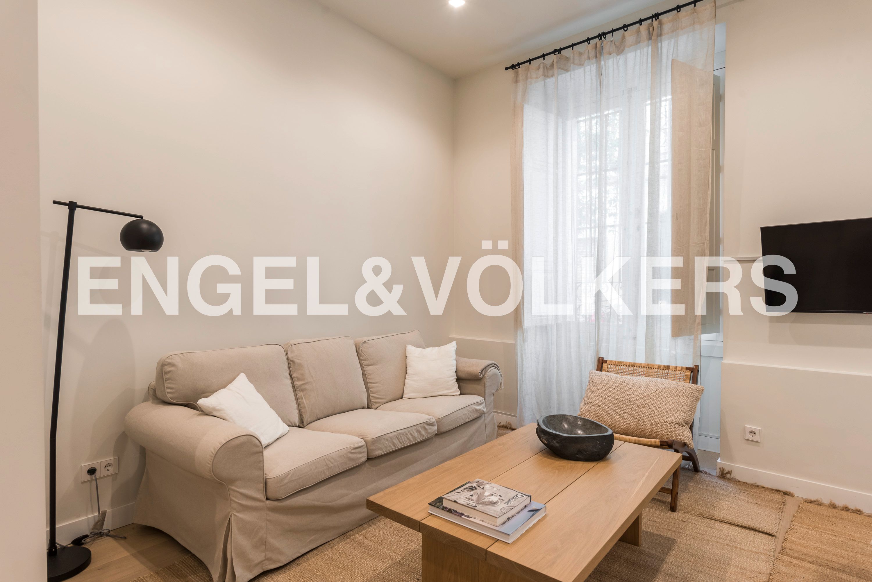 Sala d'estar de Apartament de lloguer en  Madrid Capital amb Aire condicionat, Calefacció i Moblat