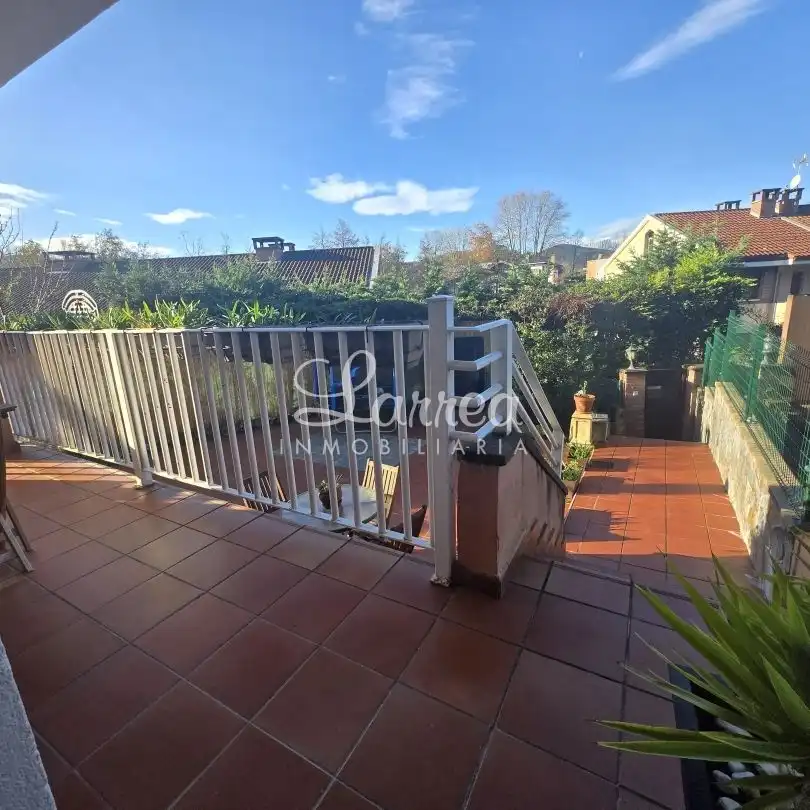 Vista exterior de Casa o xalet en venda en Amorebieta-Etxano amb Calefacció, Jardí privat i Terrassa