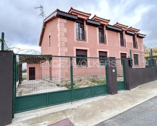 Vista exterior de Casa adosada en venda en Otero de Herreros amb Aire condicionat