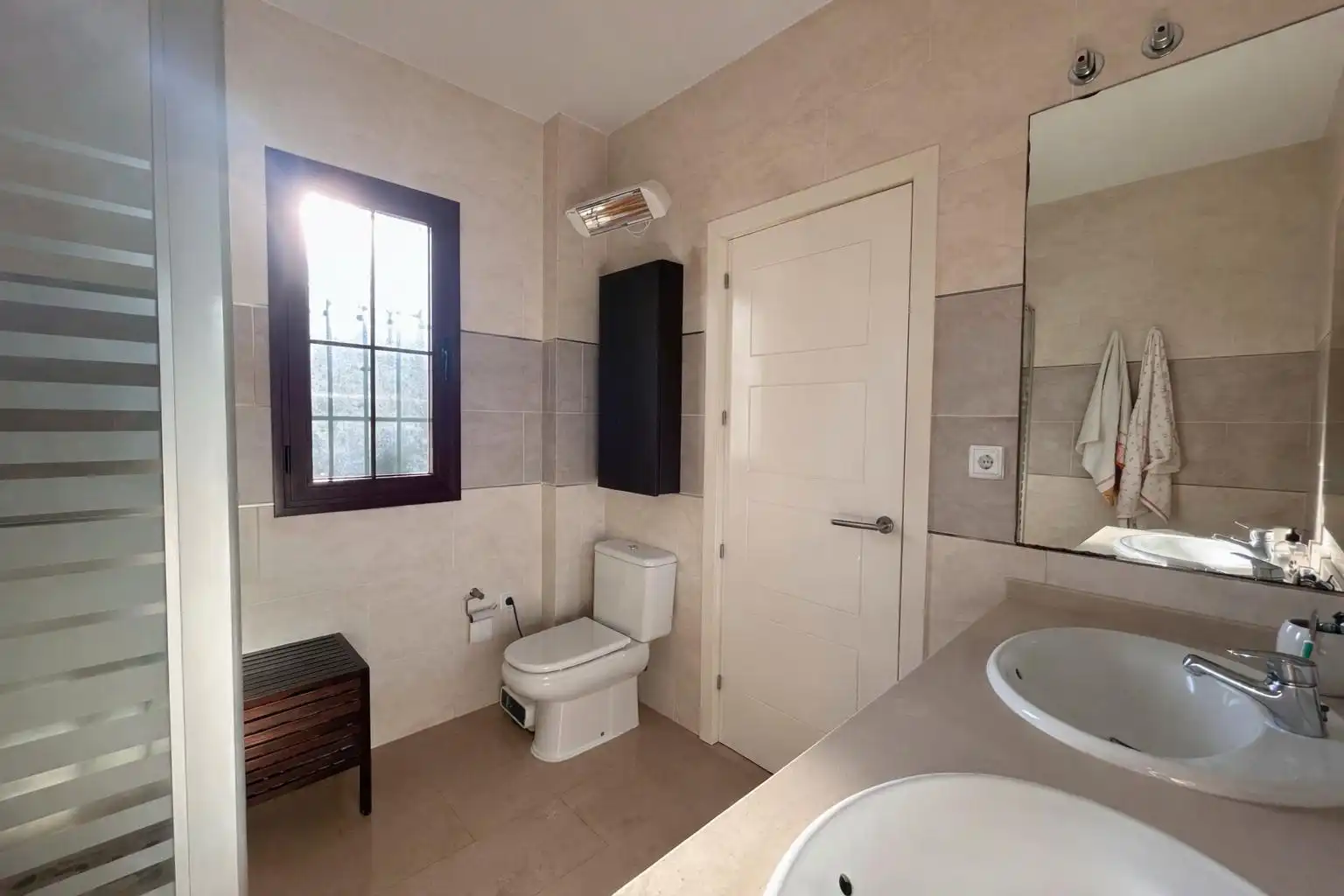 Bany de Casa o xalet en venda en Alcalá de Guadaira amb Aire condicionat, Jardí privat i Traster