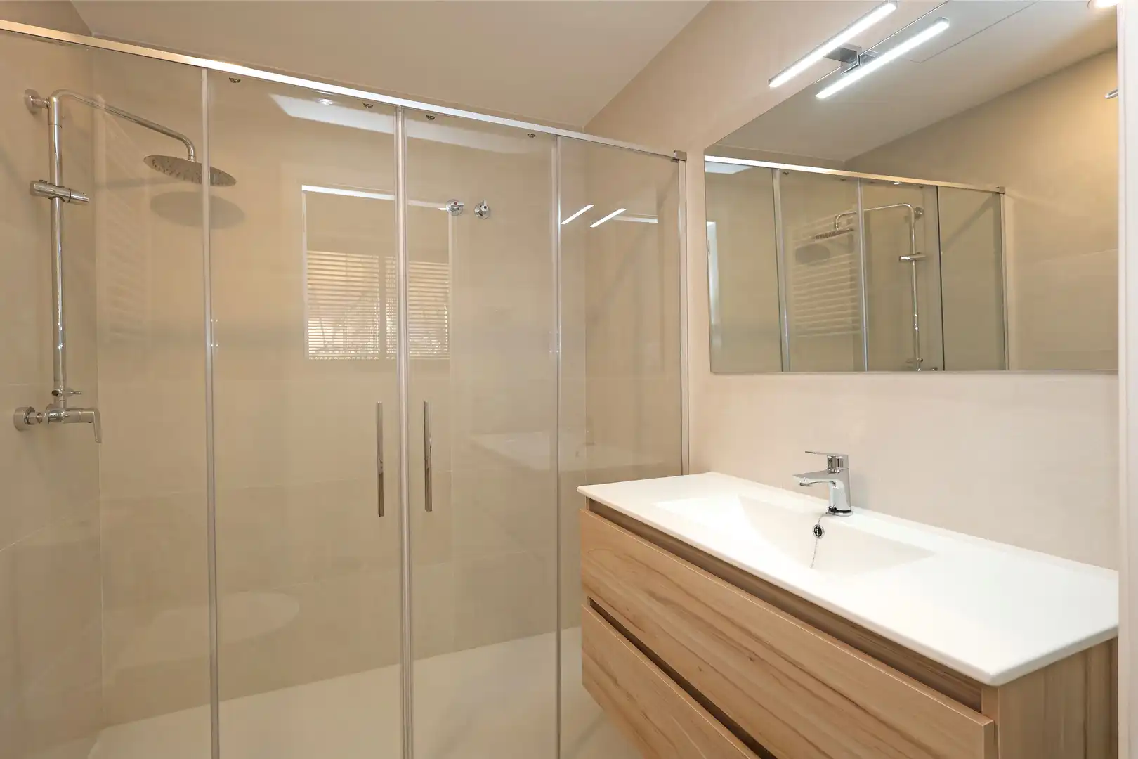 Badezimmer von Erdgeschoss zum Verkauf in L'Hospitalet de Llobregat mit Terrasse und Abstellraum
