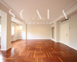 Living room of Flat to rent in  Madrid Capital  with Air Conditioner, Heating and Parquet flooring