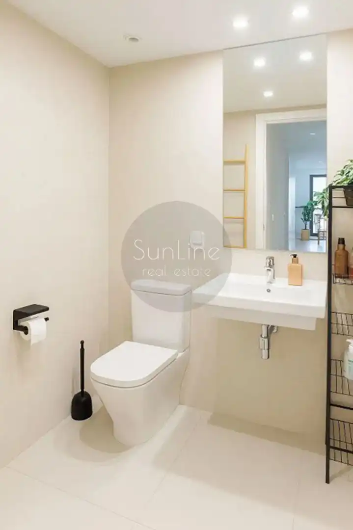 Baño de Piso en venta en Valencia con Aire acondicionado, Terraza y Amueblado