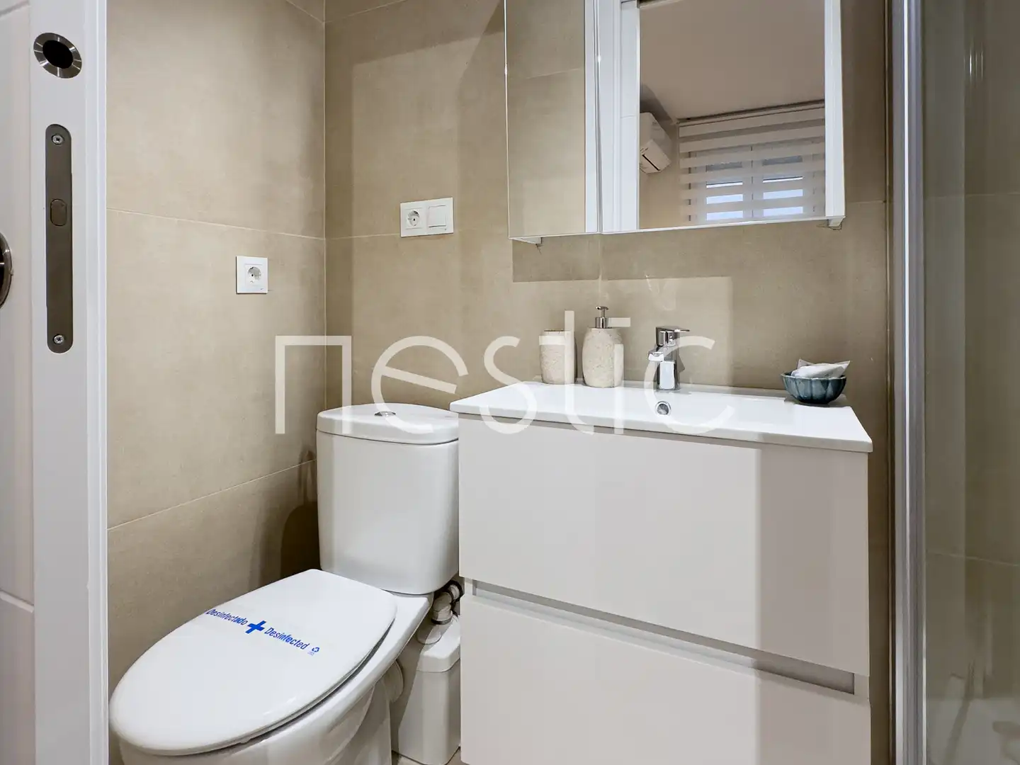 Bany de Apartament de lloguer en Madrid amb Aire condicionat, Calefacció i Moblat