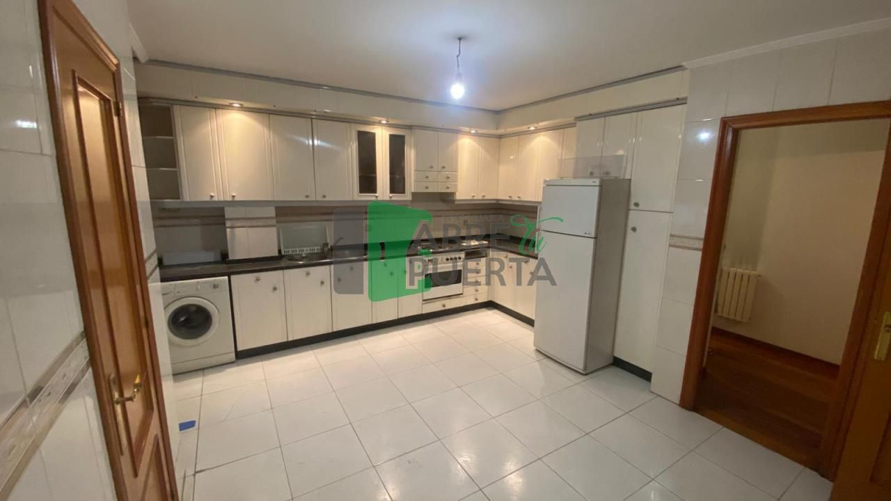 Cocina de Piso en venta en Ourense Capital  con Calefacción, Parquet y Trastero