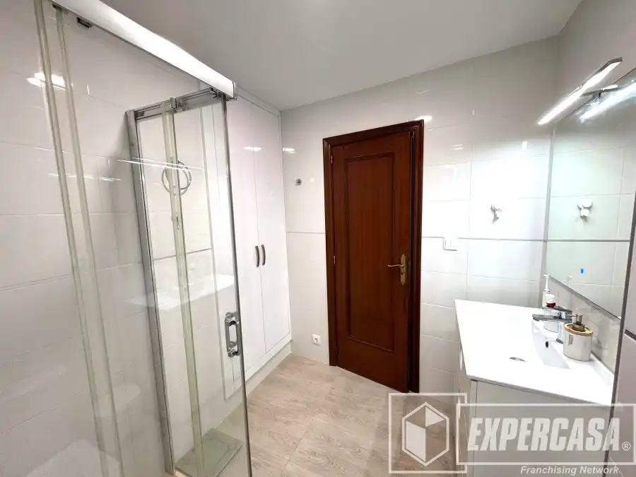 Bathroom of Flat for sale in Burjassot