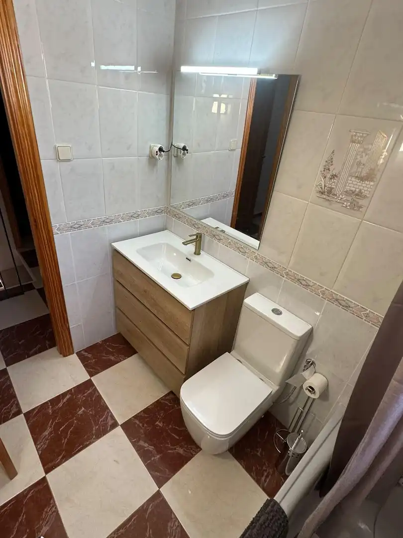 Baño de Dúplex de alquiler en Cartagena con Calefacción, Terraza y Amueblado