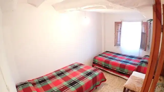 Dormitori de Finca rústica en venda en Crivillén amb Jardí privat