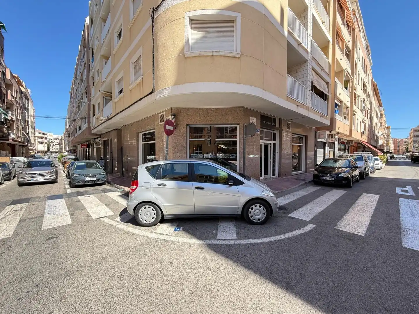 Vista exterior de Local en venda en Torrevieja amb Aire condicionat
