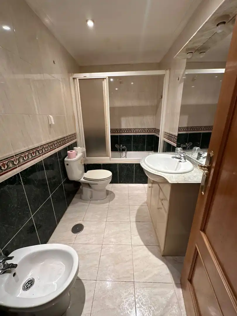 Baño de Ático en venta en Santa Marta de Tormes con Calefacción, Terraza y Amueblado