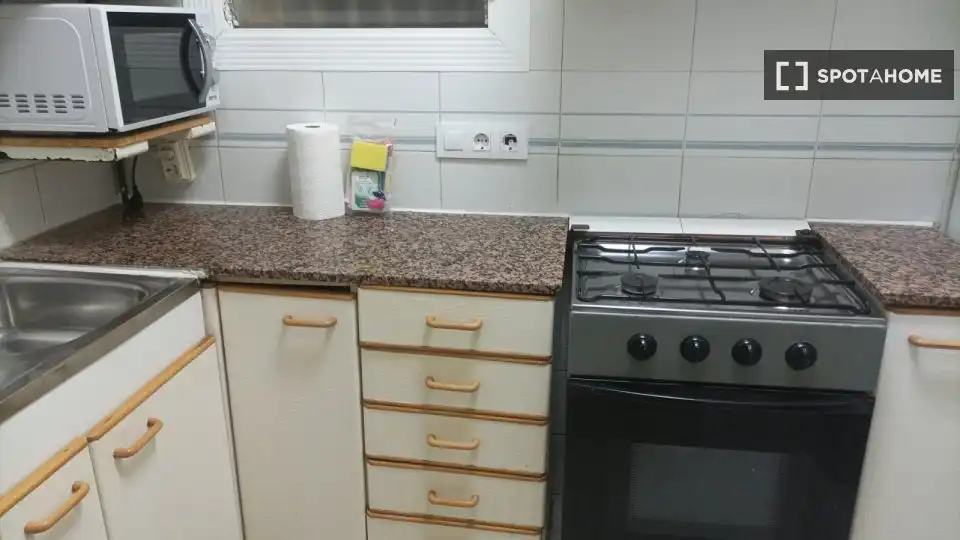 Cuina de Pis de lloguer en Barcelona amb Aire condicionat, Calefacció i Moblat
