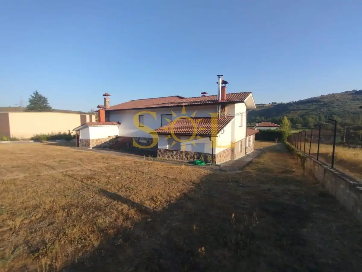 Casa o chalet en venta en Carrocera con Calefacción, Jardín privado y Terraza