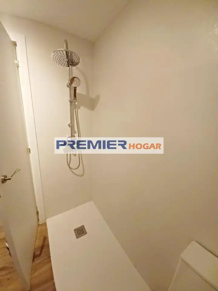 Badezimmer von Erdgeschoss zur Miete in Madrid mit Heizung