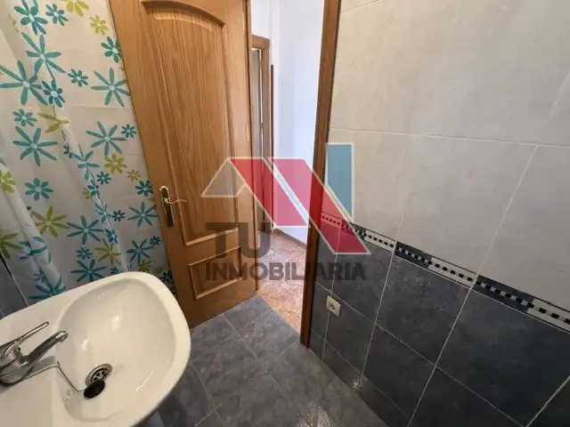 Baño de Piso en venta en Fuensalida con Terraza, Horno y Lavadora