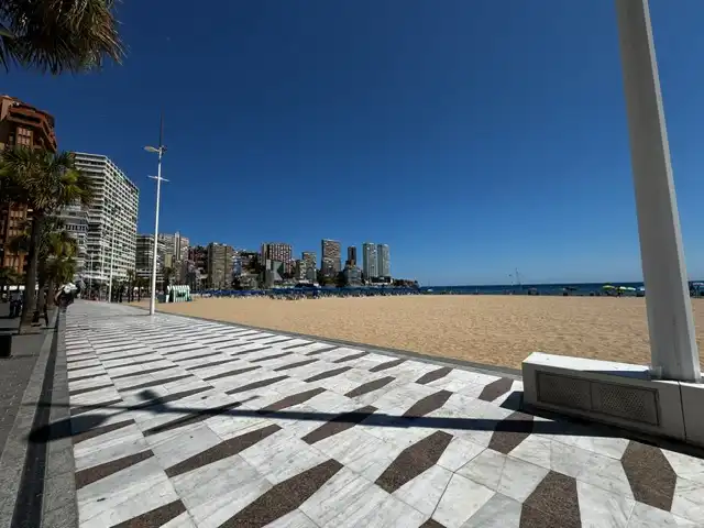 Vista exterior de Apartament de lloguer en Benidorm amb Aire condicionat, Terrassa i Moblat