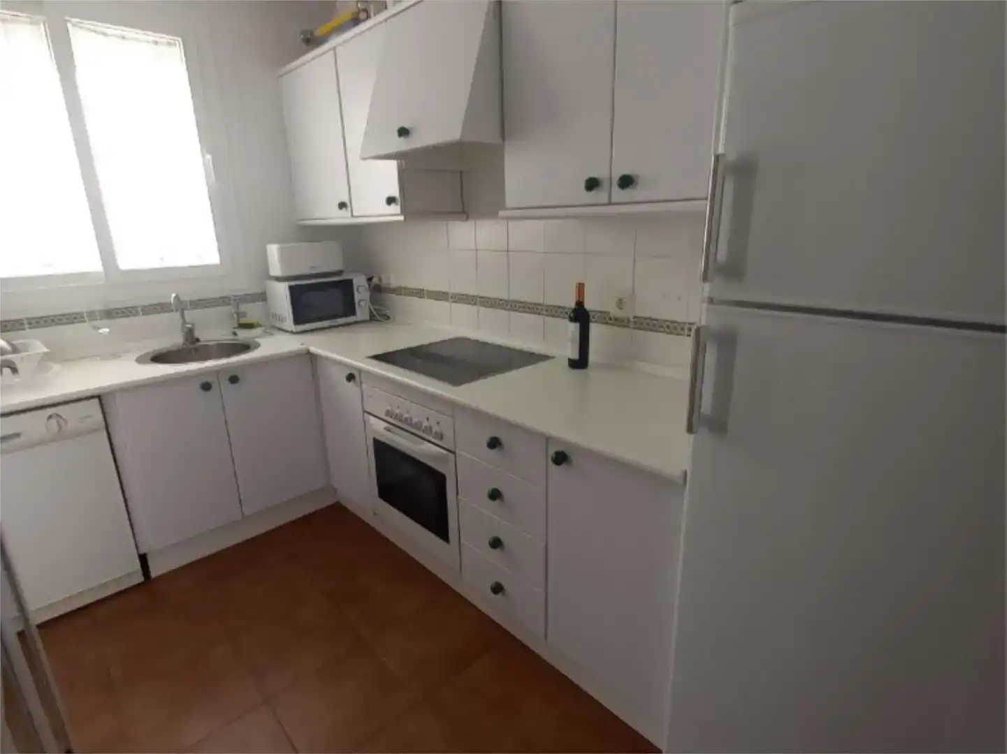Cuina de Apartament de lloguer en Islantilla amb Jardí privat, Piscina i Moblat