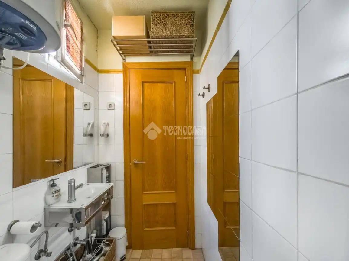 Badezimmer von Wohnung zum Verkauf in Madrid mit Klimaanlage und Heizung