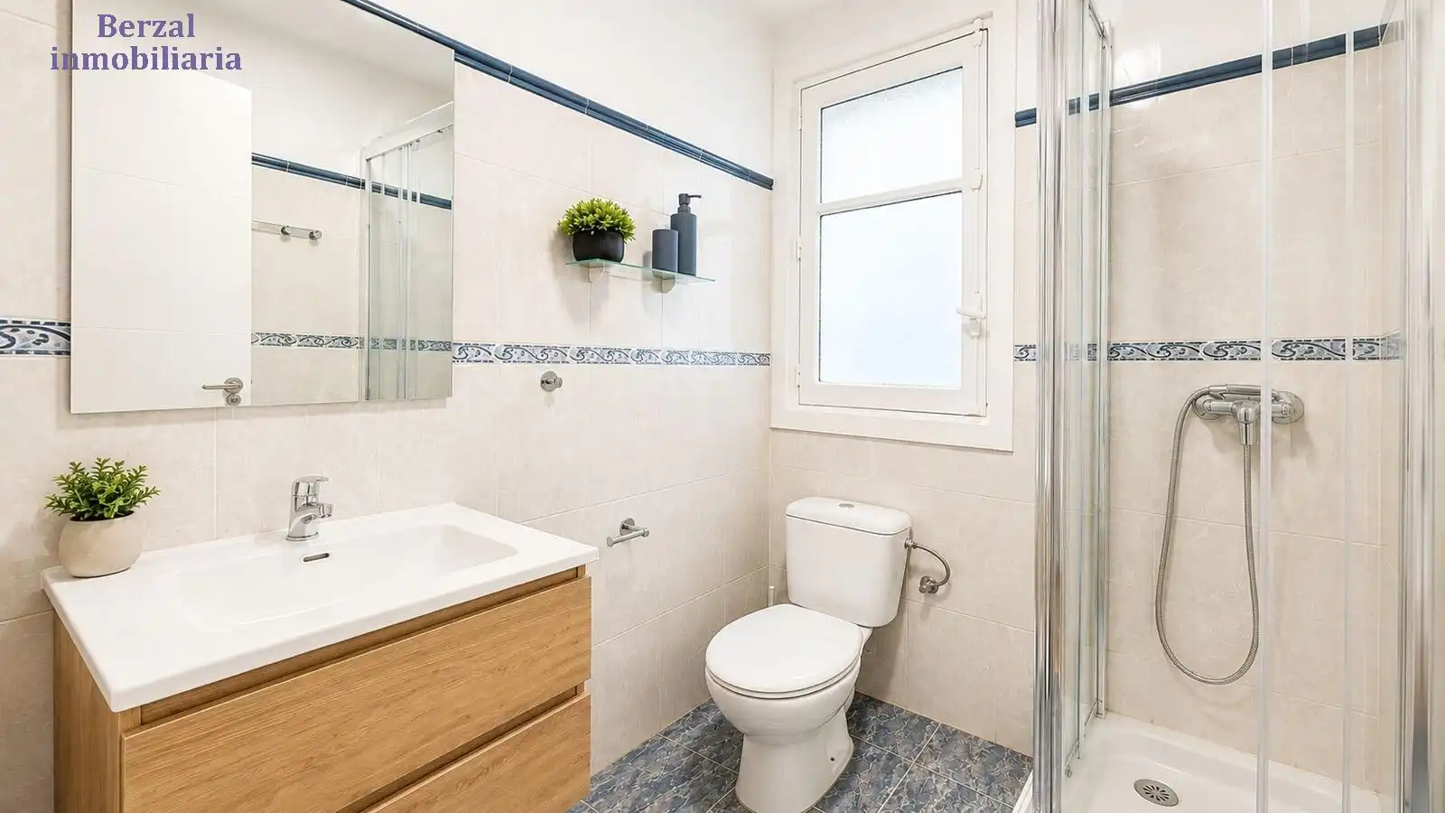 Bathroom of Flat for rent in  Logroño  with Heating, Terrace and Furnished