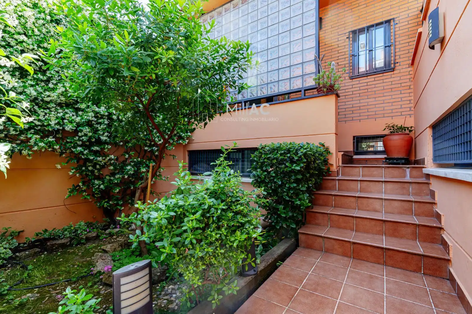 Vista exterior de Casa adosada en venta en Madrid con Aire acondicionado, Calefacción y Jardín privado