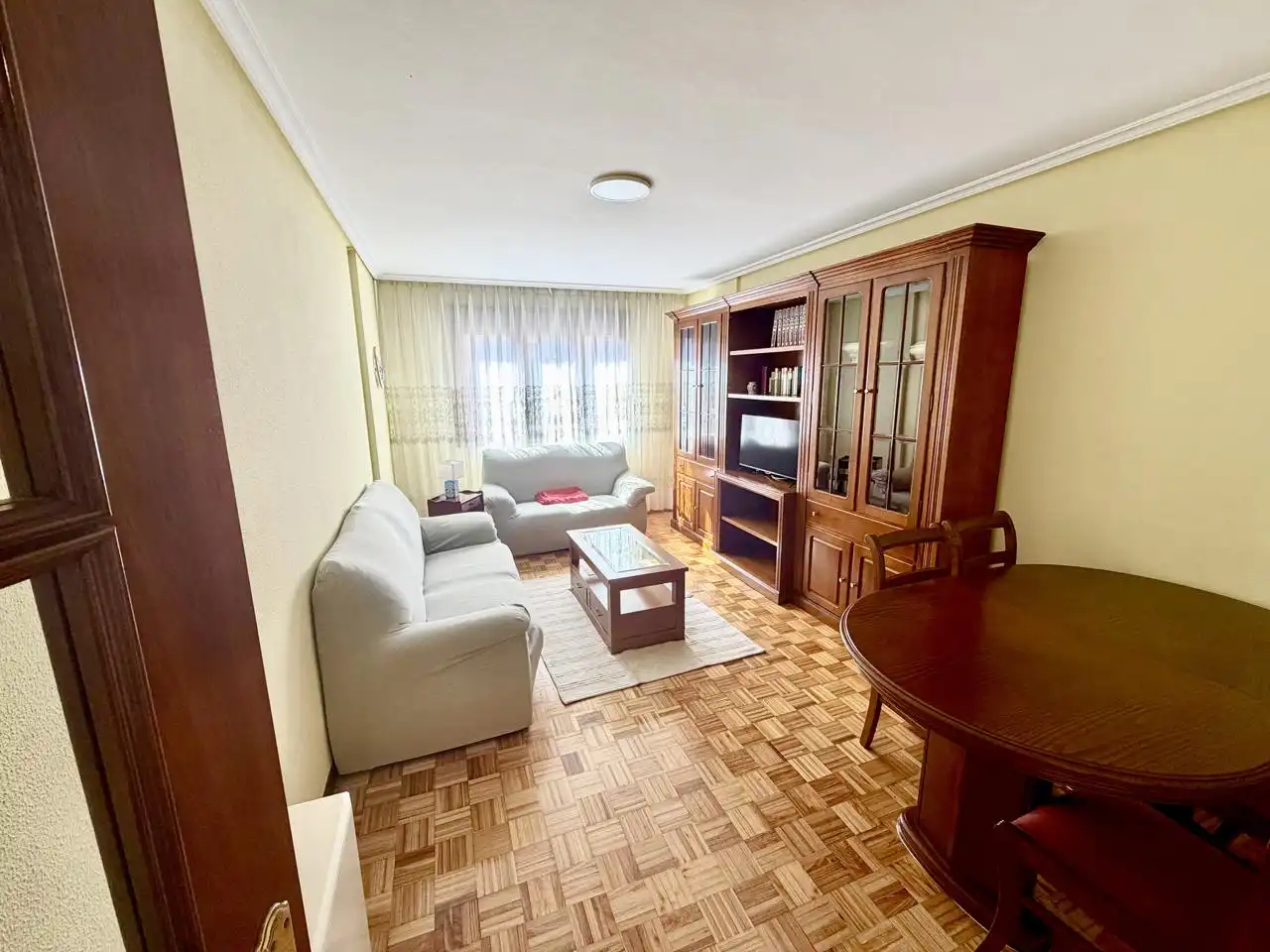 Sala d'estar de Pis de lloguer en Gijón  amb Calefacció i Moblat