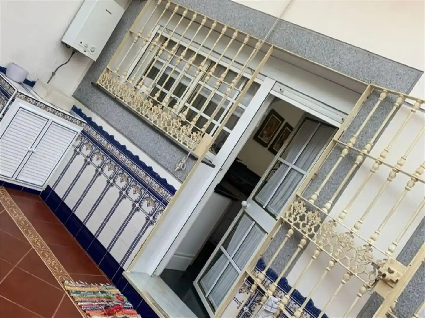 Vista exterior de Casa adosada en venda en Dos Hermanas amb Aire condicionat i Balcó
