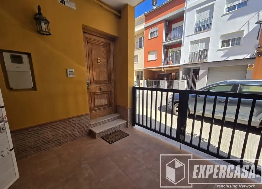 Vista exterior de Casa adosada en venta en Algemesí con Aire acondicionado y Terraza