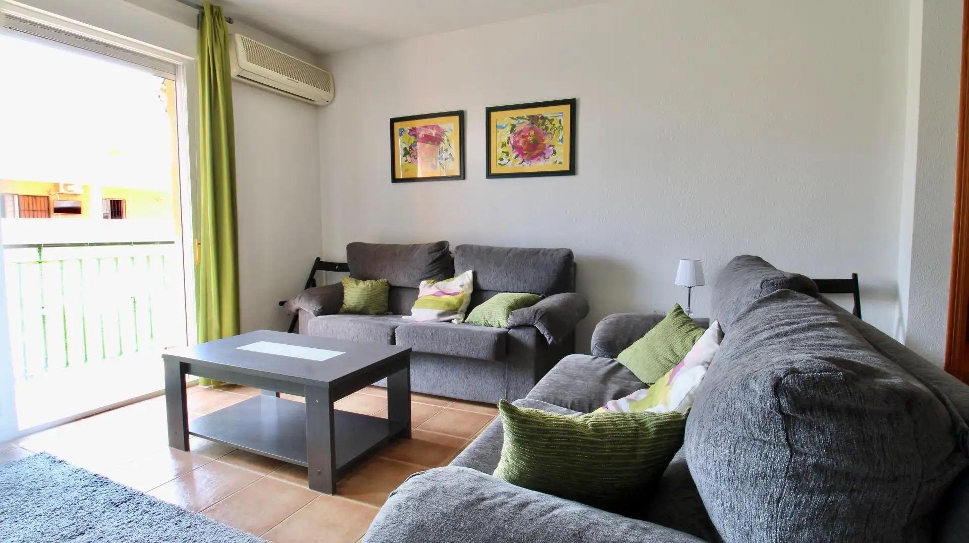 Sala d'estar de Pis en venda en Roquetas de Mar amb Terrassa, Moblat i Piscina comunitària