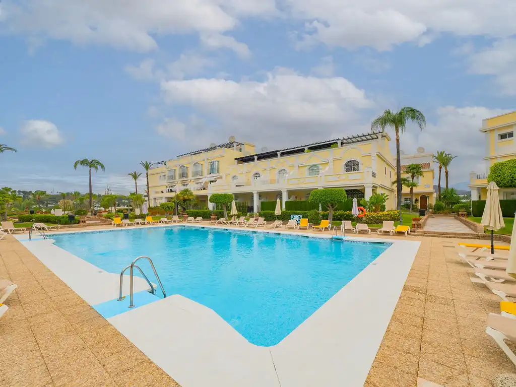 Piscina de Dúplex en venta en Marbella con Piscina