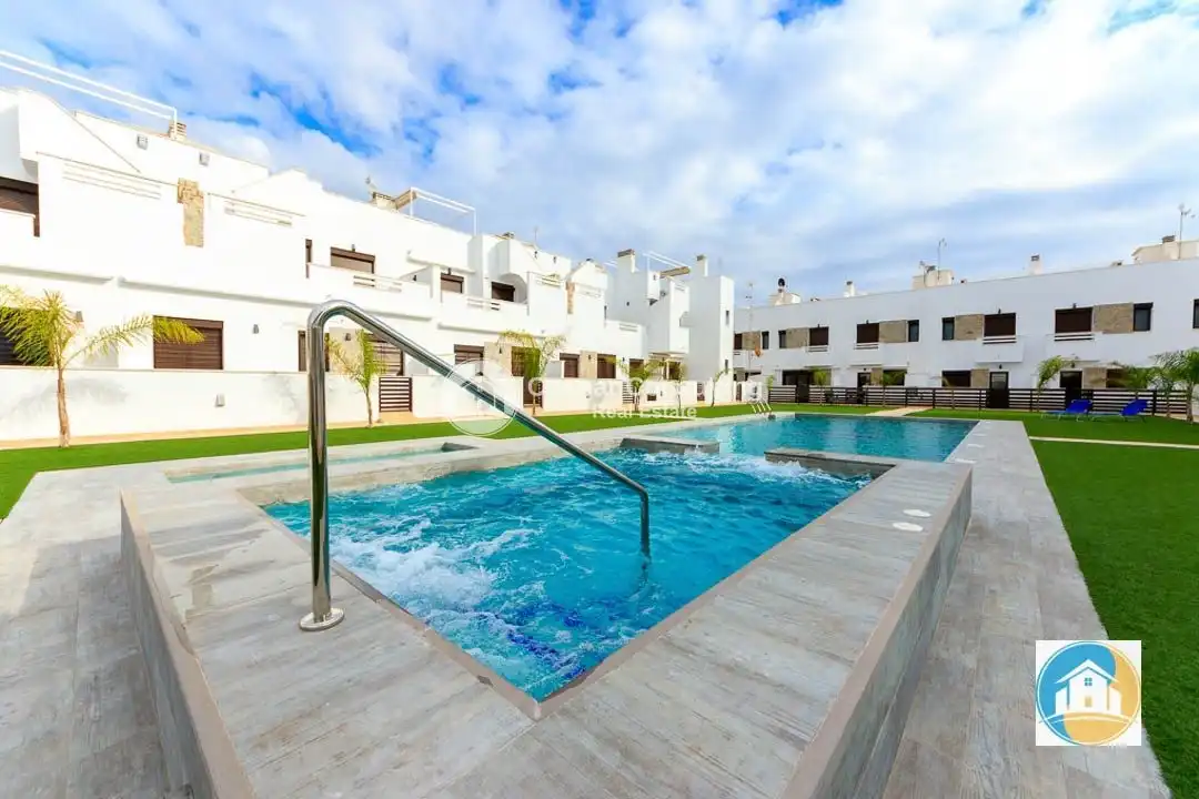 Piscina de Dúplex en venda en Pilar de la Horadada amb Aire condicionat, Calefacció i Jardí privat