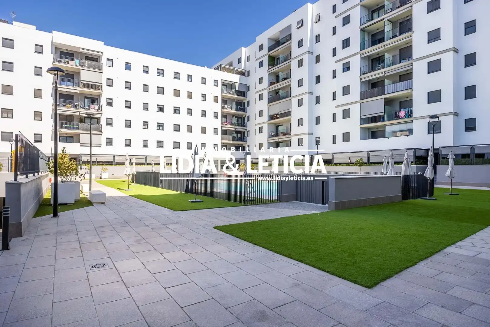 Vista exterior de Pis en venda en Sevilla amb Calefacció, Terrassa i Piscina comunitària