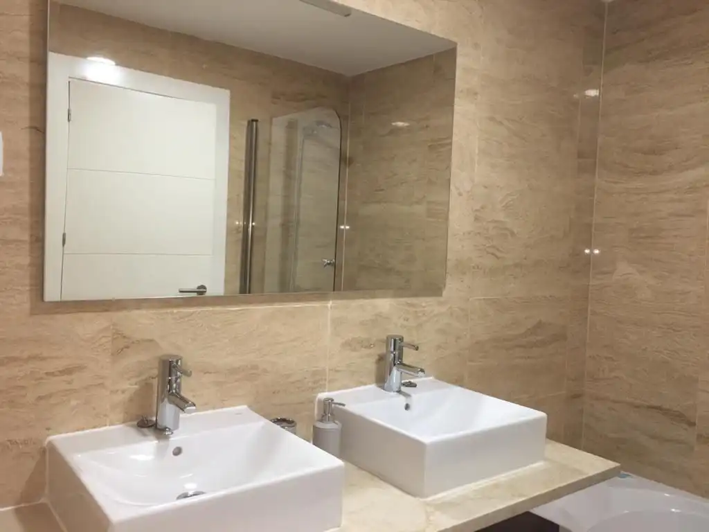 Baño de Apartamento de alquiler en Benahavís con Aire acondicionado, Calefacción y Terraza