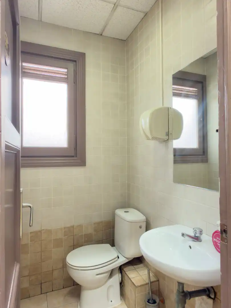 Bathroom of Office for rent in Barcelona  with Air Conditioner, Heating and Internet
