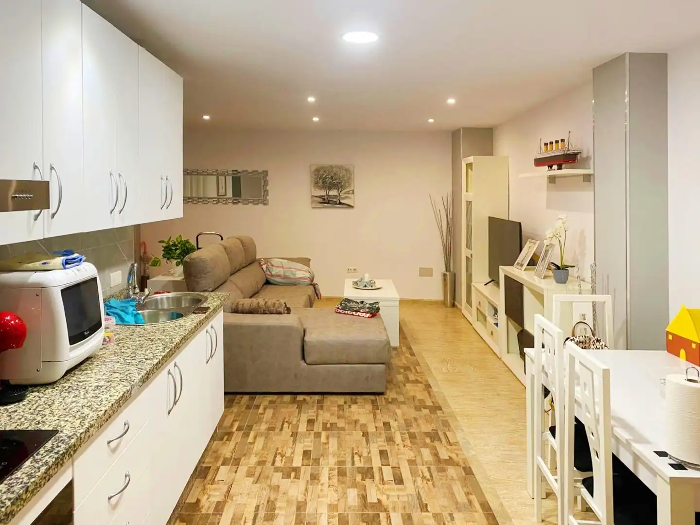 Wohnung zum Verkauf in El Ejido mit Klimaanlage, Abstellraum und Möbliert
