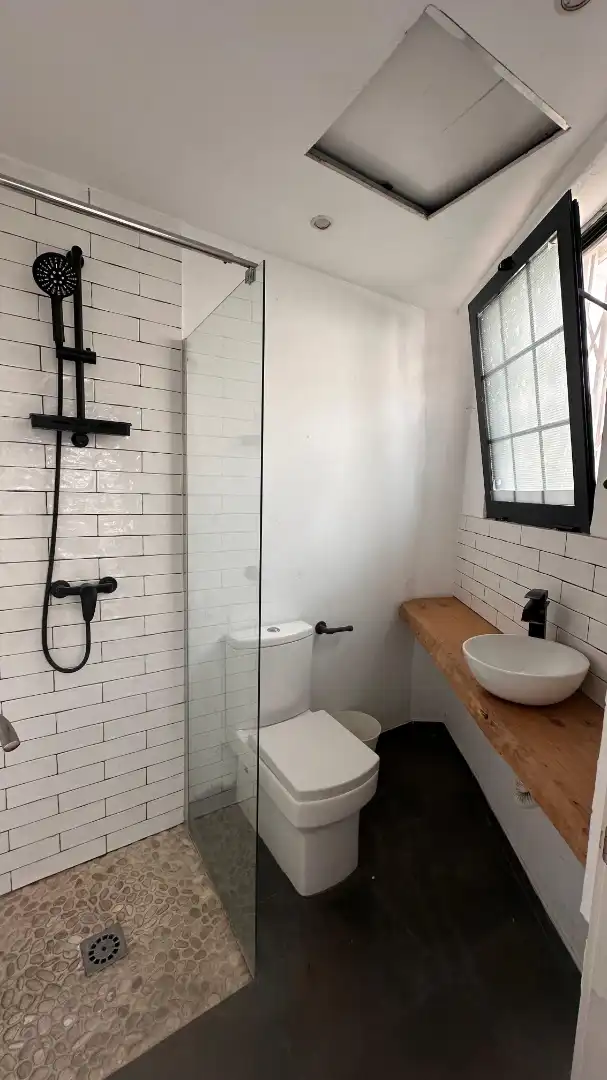 Baño de Local en venta en Marbella con Aire acondicionado, Terraza y Amueblado