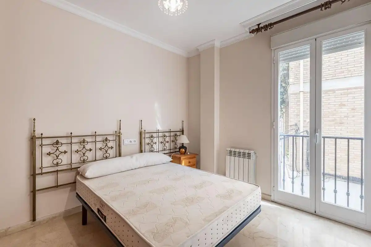 Schlafzimmer von Wohnung zur Miete in Granada mit Heizung und Balkon