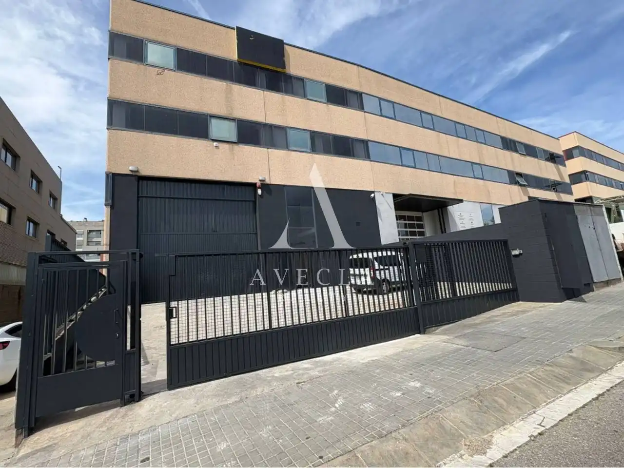 Vista exterior de Nave industrial de alquiler en Badalona