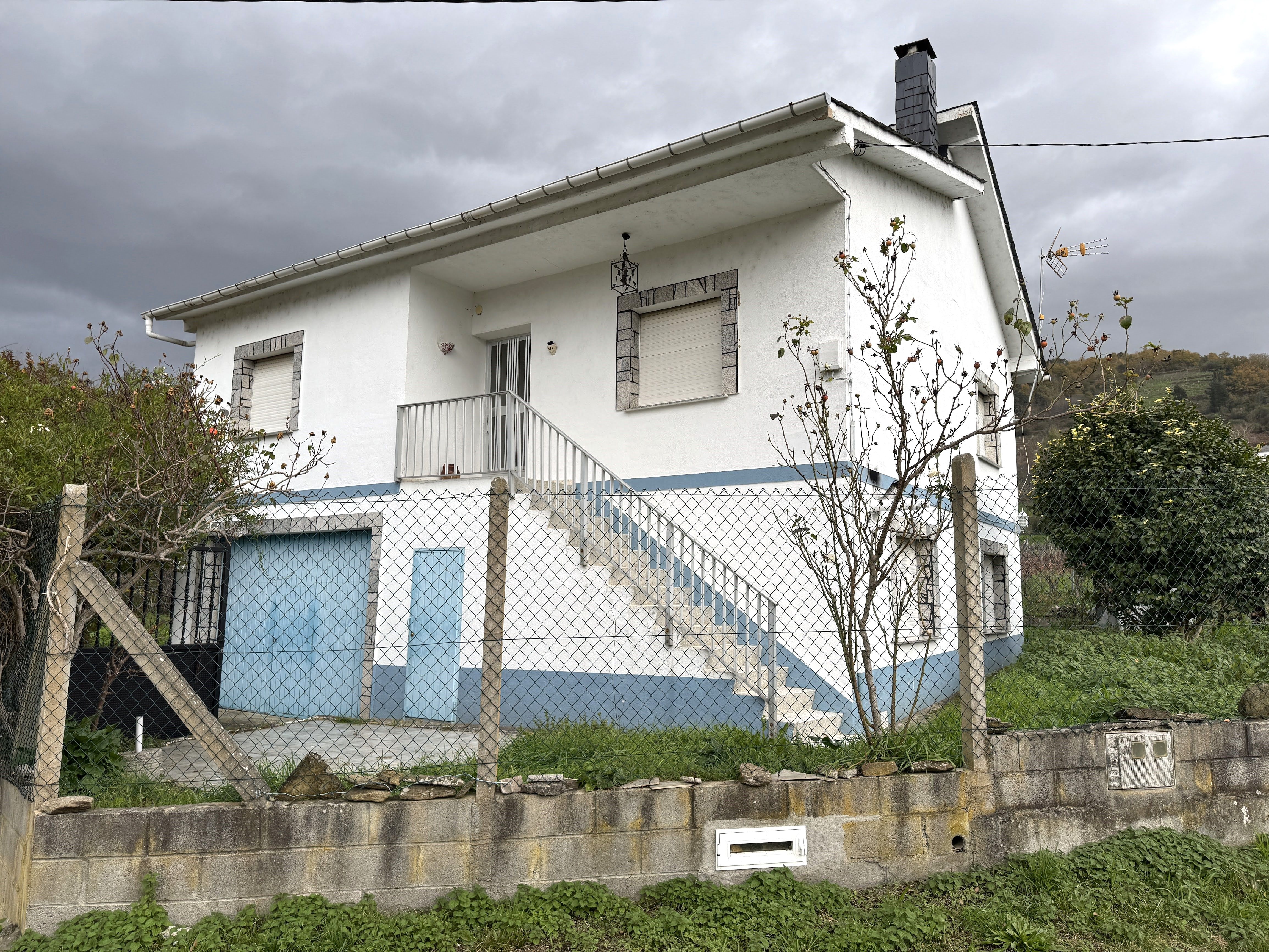 Vista exterior de Casa o xalet en venda en A Teixeira  amb Jardí privat, Traster i Moblat