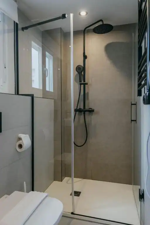 Bathroom of Flat for sale in Sevilla  with Air Conditioner, Heating and Furnished