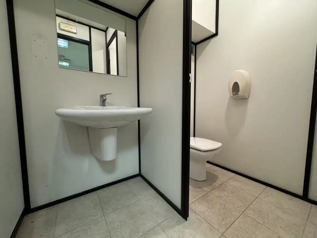 Badezimmer von Fabrikhallen zur Miete in Legazpi