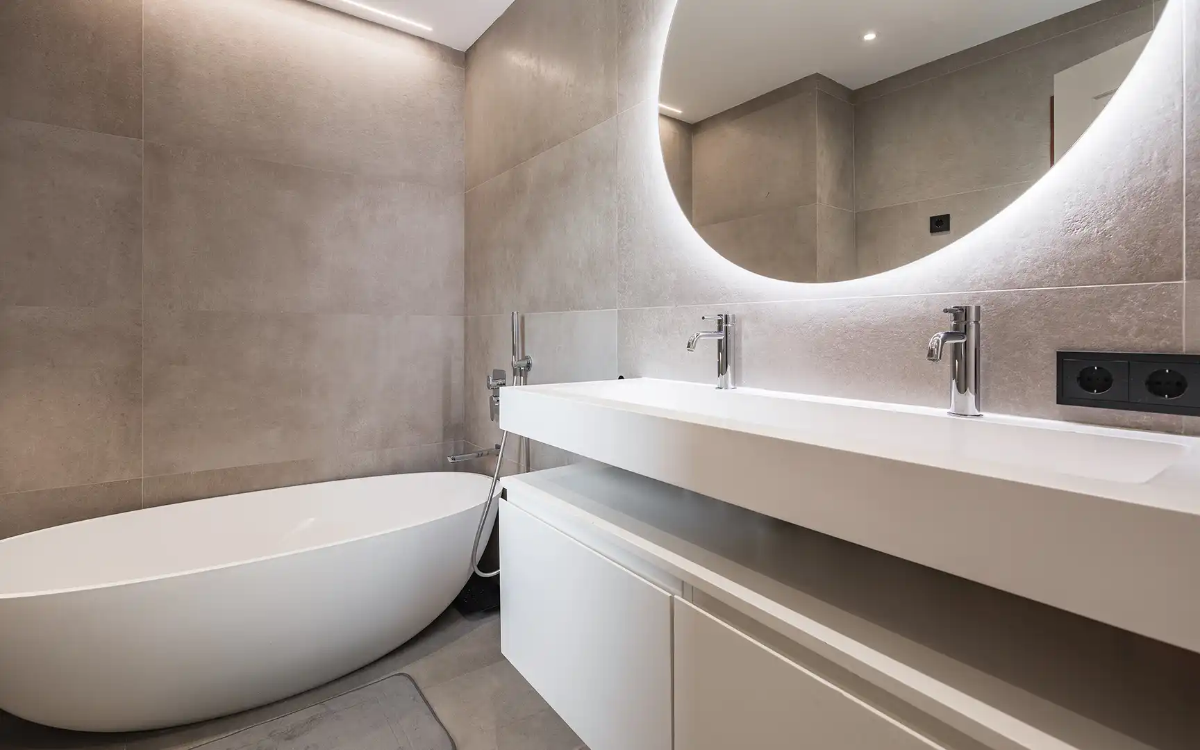 Badezimmer von Erdgeschoss zum Verkauf in Benahavís mit Klimaanlage, Privatgarten und Terrasse