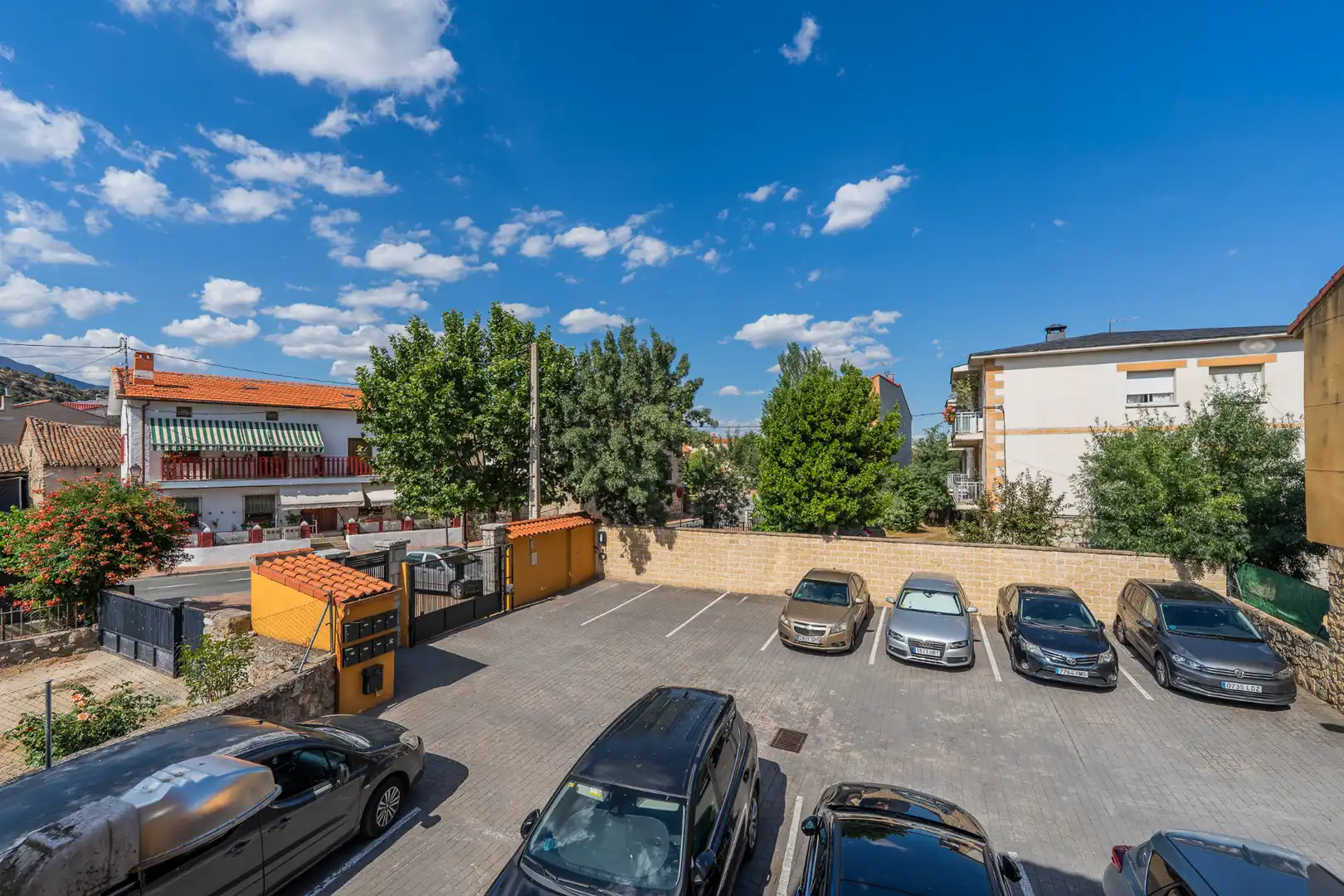 Aparcament de Casa adosada en venda en Navalafuente amb Calefacció, Jardí privat i Jacuzzi
